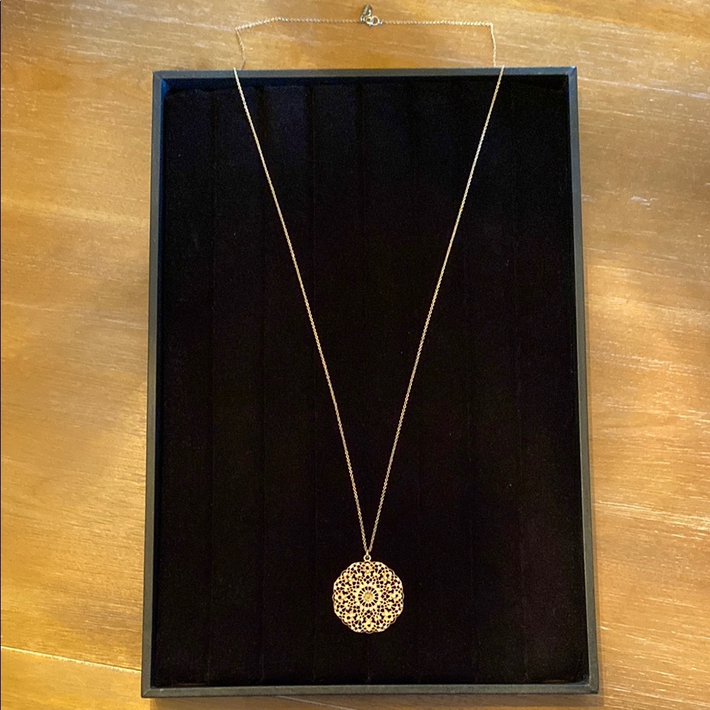 Elegant Gold Pendant Necklace